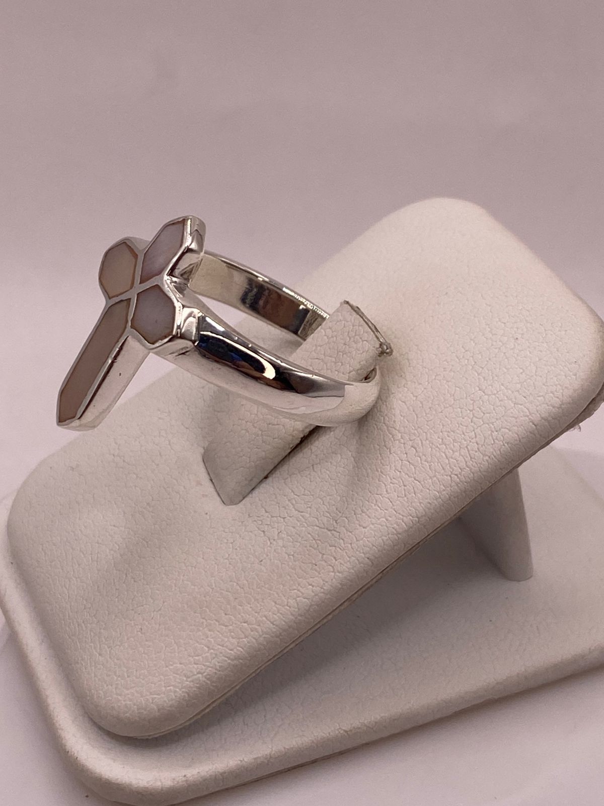 Anillo Artesanal en Forma de Cruz de Plata Ley 925 con Nácar Natural, vista lateral