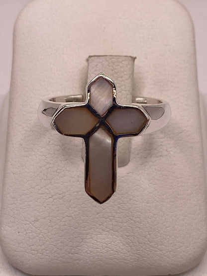 Anillo Artesanal en Forma de Cruz de Plata Ley 925 con Nácar Natural en báscula mostrando peso