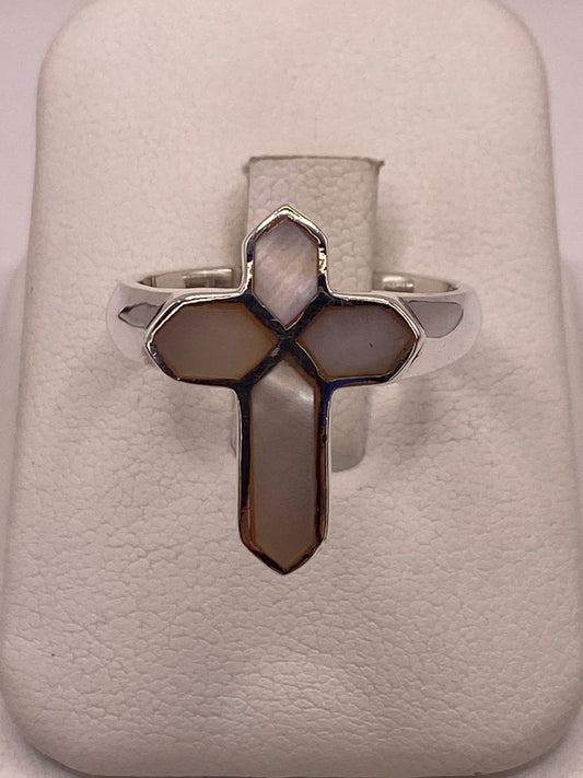 Anillo Artesanal en Forma de Cruz de Plata Ley 925 con Nácar Natural en báscula mostrando peso