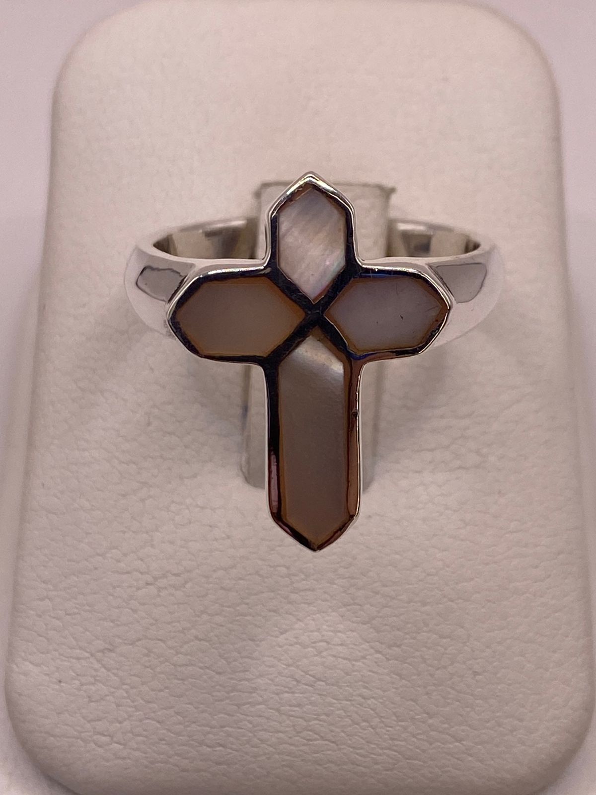 Anillo Artesanal en Forma de Cruz de Plata Ley 925 con Nácar Natural, vista de detalle