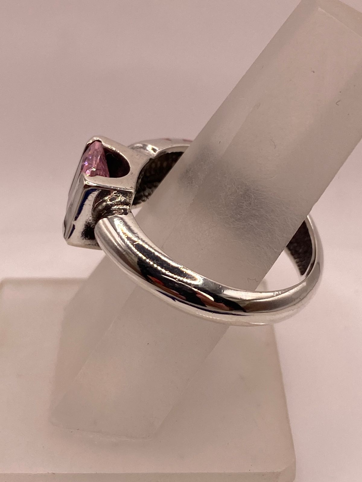 Anillo Artesanal con Ópalo de Fuego Fucsia y Zirconia en Plata Ley .950, vista de detalle