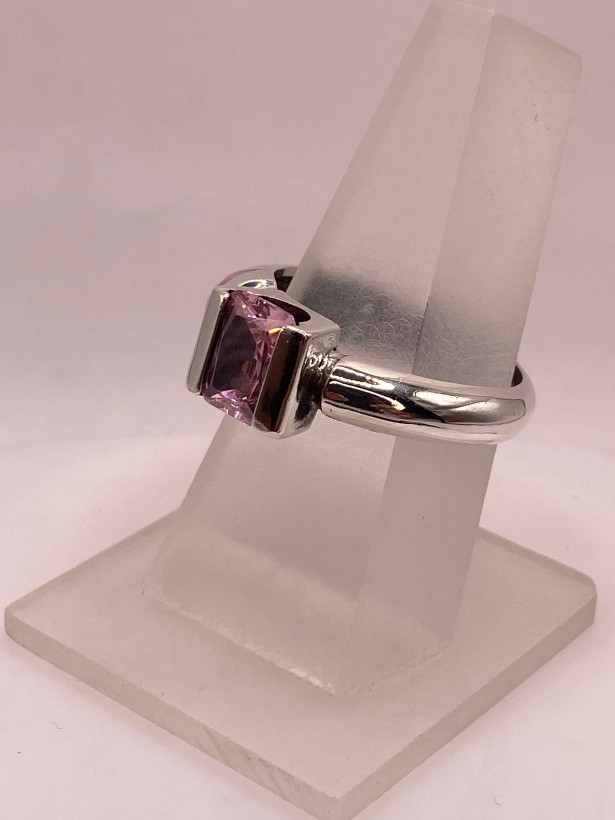 Anillo Artesanal con Ópalo de Fuego Fucsia y Zirconia en Plata Ley .950, vista frontal