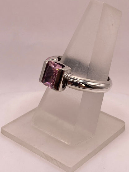 Anillo Artesanal con Ópalo de Fuego Fucsia y Zirconia en Plata Ley .950, vista frontal