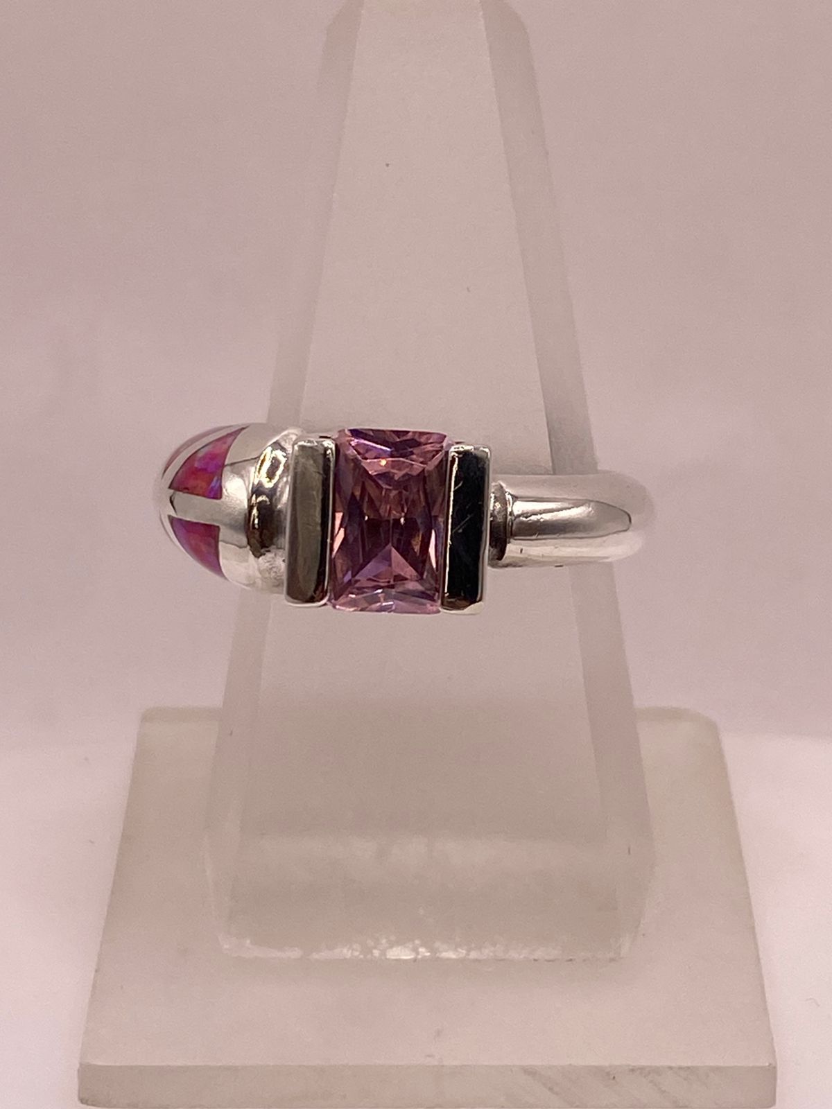 Anillo Artesanal con Ópalo de Fuego Fucsia y Zirconia en Plata Ley .950 en báscula mostrando peso