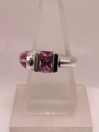 Anillo Artesanal con Ópalo de Fuego Fucsia y Zirconia en Plata Ley .950 en báscula mostrando peso