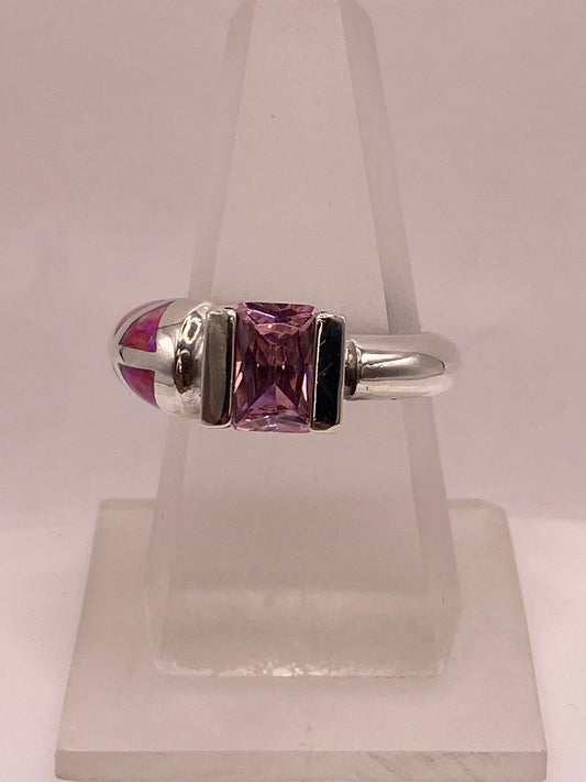 Anillo Artesanal con Ópalo de Fuego Fucsia y Zirconia en Plata Ley .950 en báscula mostrando peso