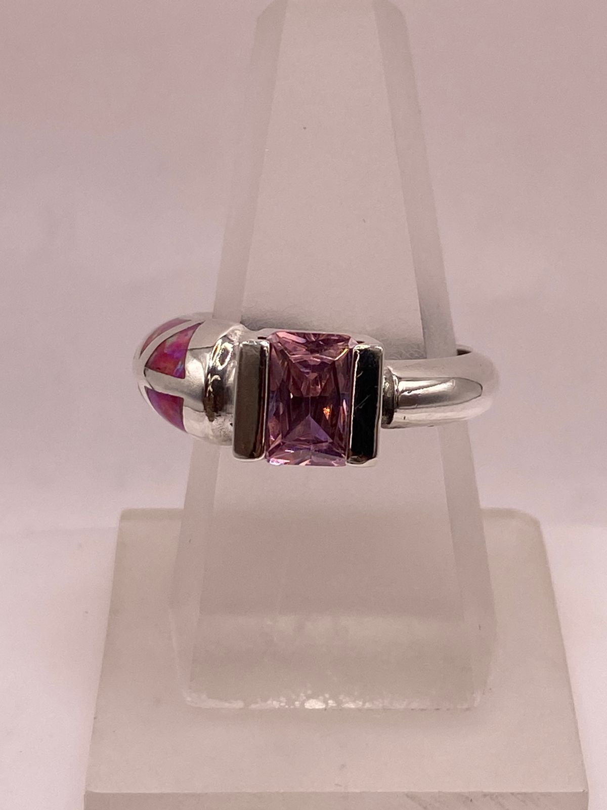 Anillo Artesanal con Ópalo de Fuego Fucsia y Zirconia en Plata Ley .950, vista lateral