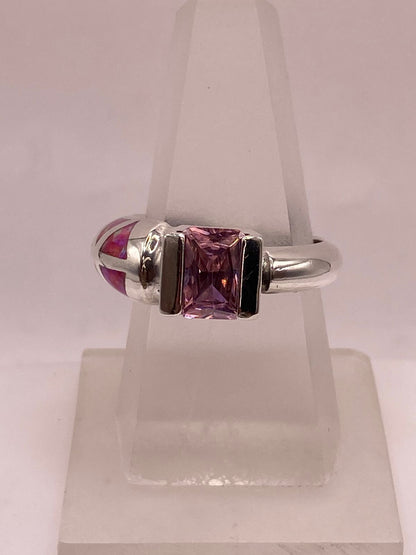 Anillo Artesanal con Ópalo de Fuego Fucsia y Zirconia en Plata Ley .950, vista lateral
