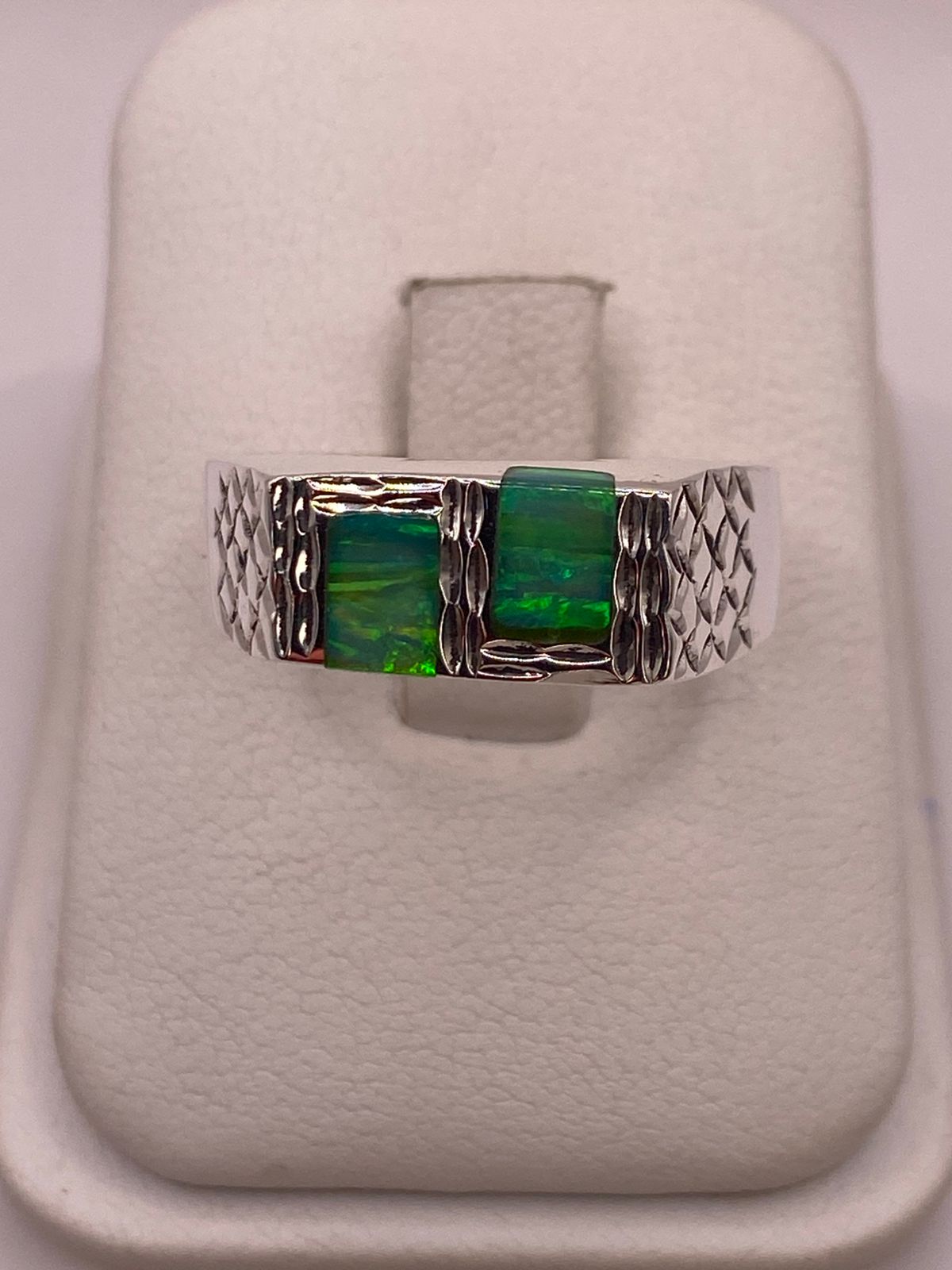Anillo Artesanal de Ópalo de Fuego Verde Plata Ley 950 — ángulo diagonal