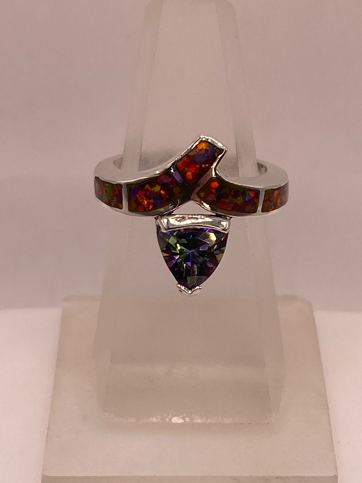 Anillo Artesanal de Plata Ley 950 con Ópalo de Fuego y Zirconia — ángulo diagonal