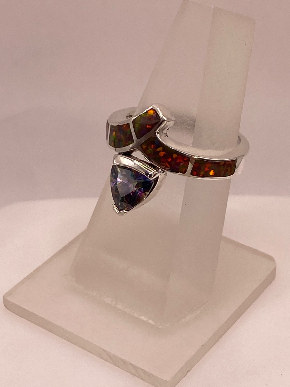 Anillo Artesanal de Plata Ley 950 con Ópalo de Fuego y Zirconia, vista frontal