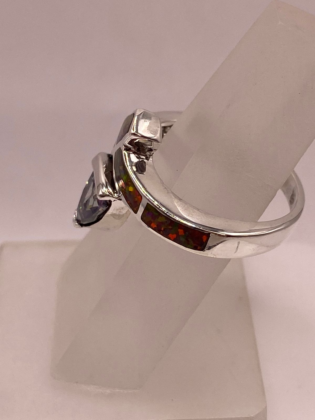 Anillo Artesanal de Plata Ley 950 con Ópalo de Fuego y Zirconia, vista lateral