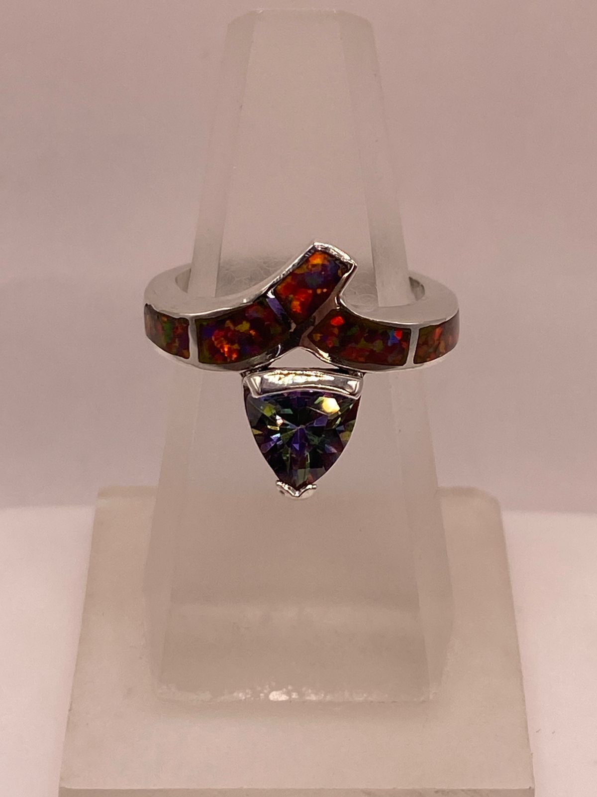Anillo Artesanal de Plata Ley 950 con Ópalo de Fuego y Zirconia, vista de detalle