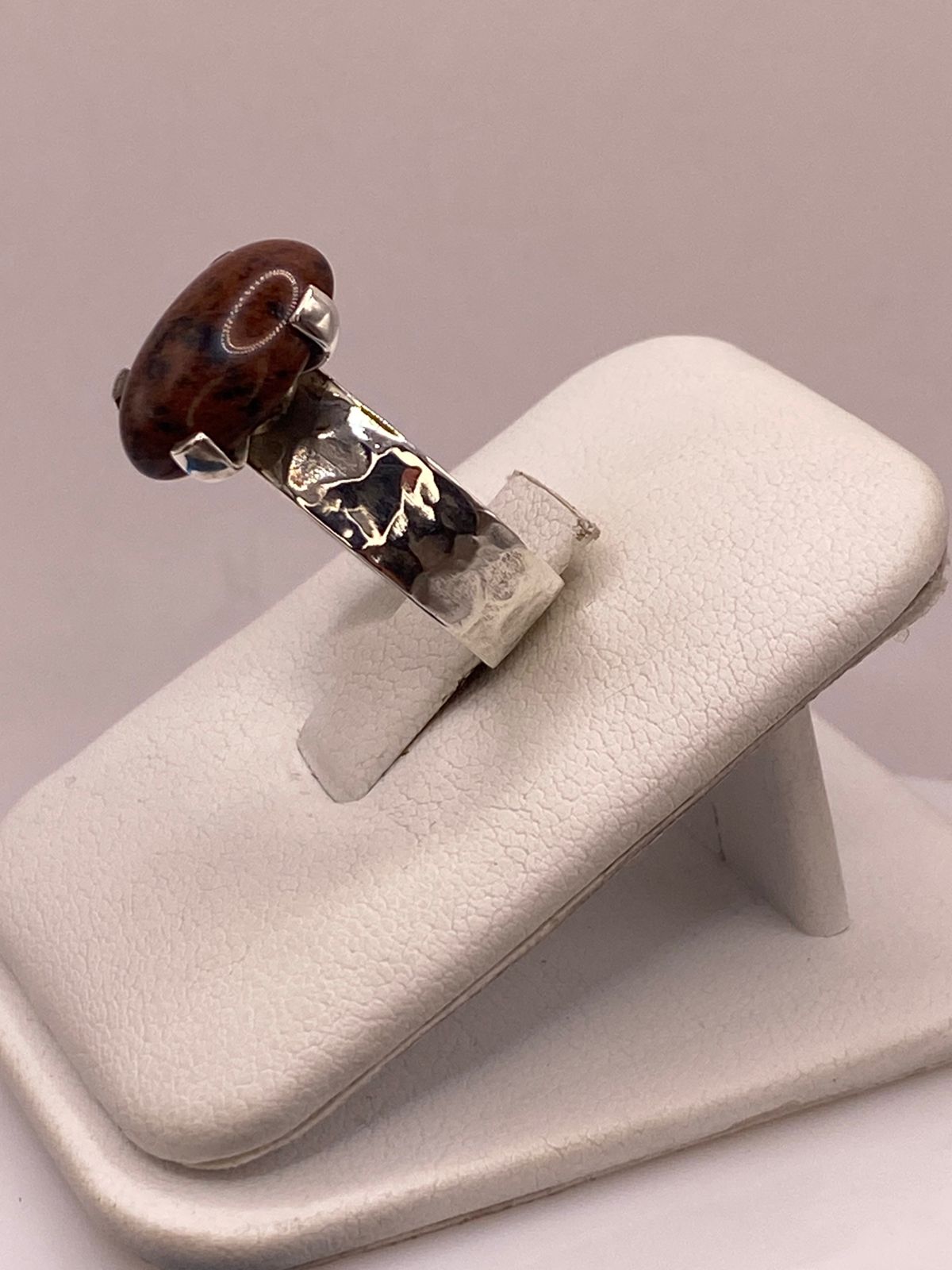 Anillo Artesanal de Plata Ley 925 Acabado Martillado, vista lateral