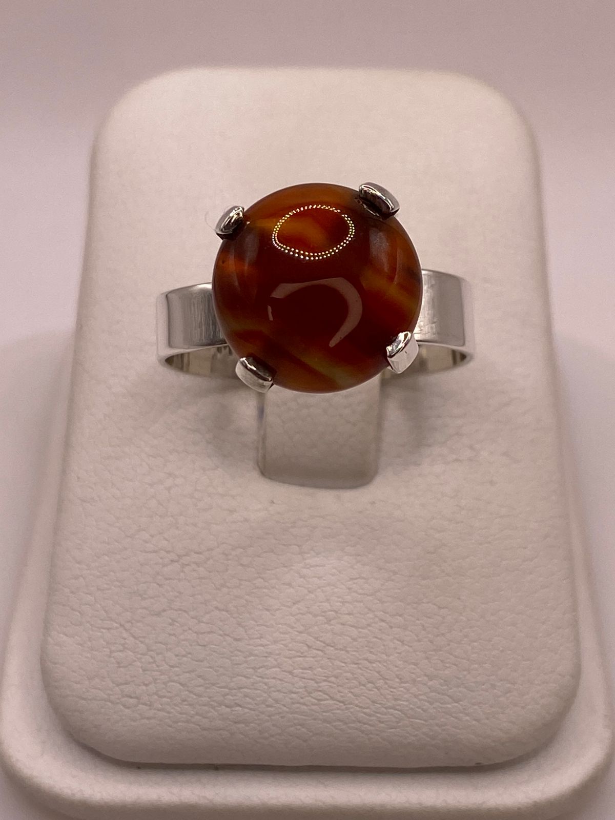 Anillo Artesanal de Plata Ley 925 con Ágata de Fuego, vista de detalle