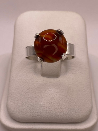 Anillo Artesanal de Plata Ley 925 con Ágata de Fuego, vista de detalle