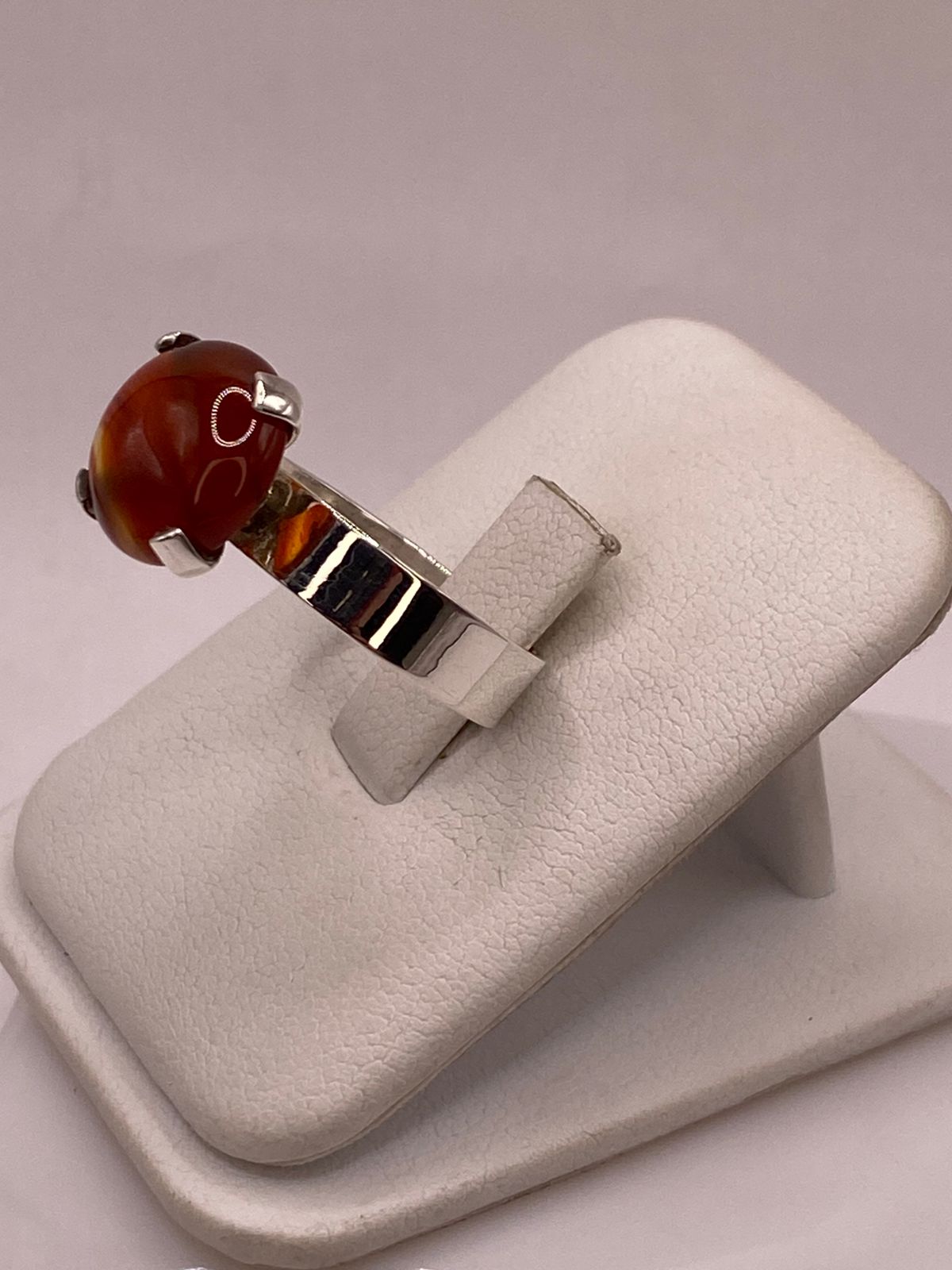 Anillo Artesanal de Plata Ley 925 con Ágata de Fuego, vista lateral