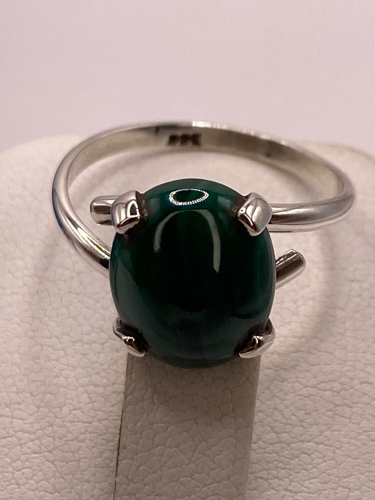 Anillo Artesanal de Plata Ley 925 con Ágata Verde Natural, sello de autenticidad Plata Ley .925