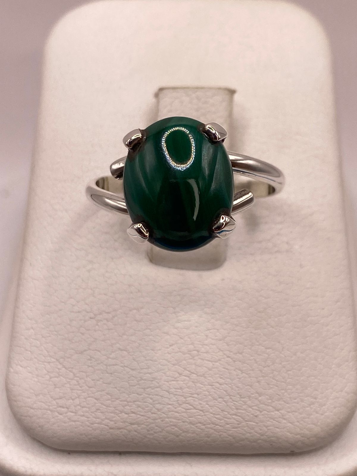 Anillo Artesanal de Plata Ley 925 con Ágata Verde Natural — ángulo diagonal
