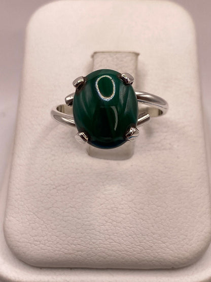 Anillo Artesanal de Plata Ley 925 con Ágata Verde Natural — ángulo diagonal
