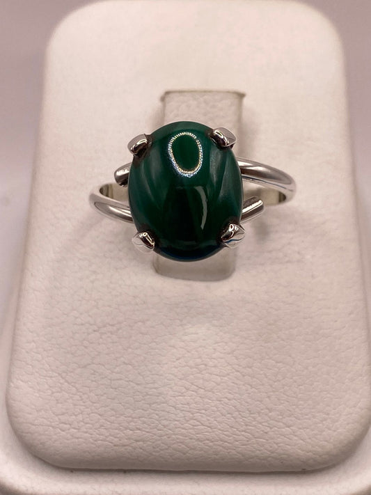 Anillo Artesanal de Plata Ley 925 con Ágata Verde Natural — ángulo diagonal