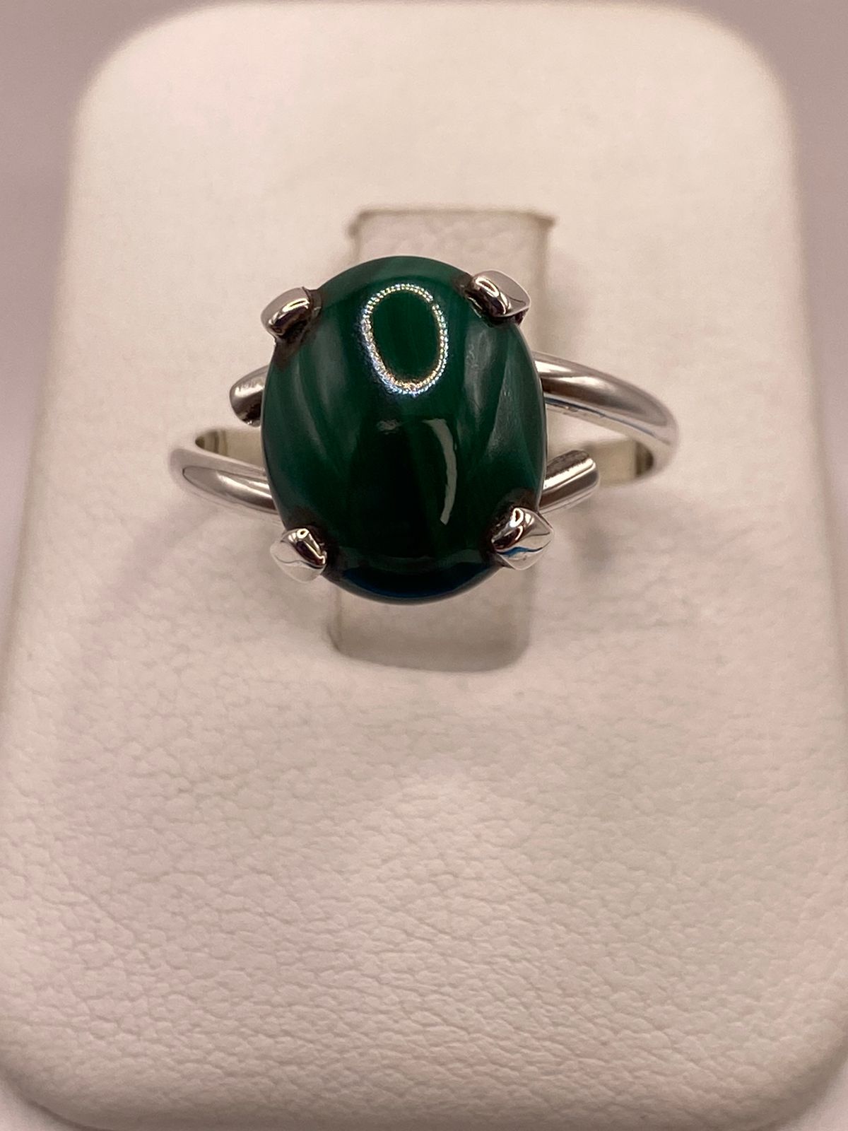 Anillo Artesanal de Plata Ley 925 con Ágata Verde Natural, vista frontal