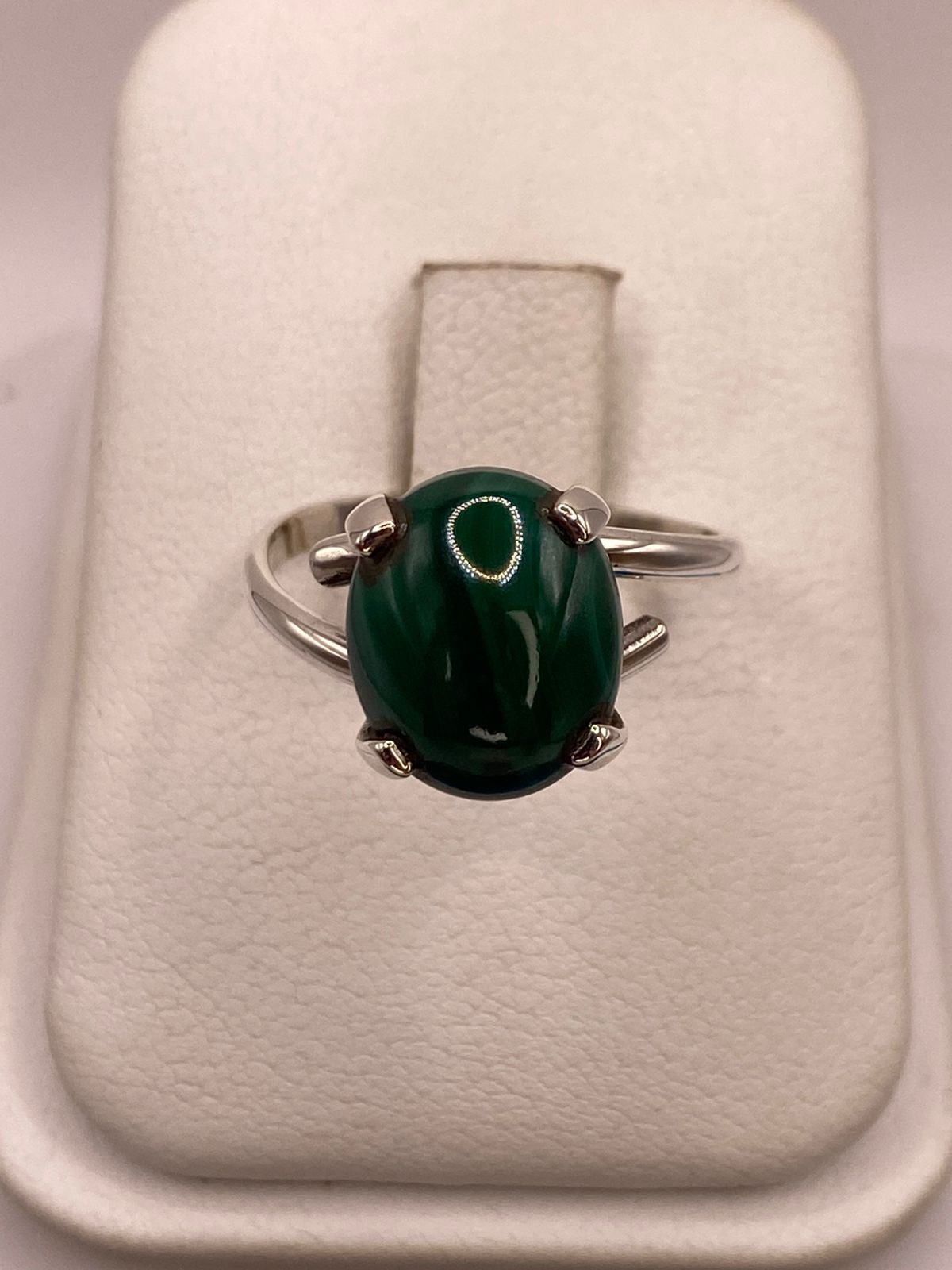Anillo Artesanal de Plata Ley 925 con Ágata Verde Natural, vista de detalle