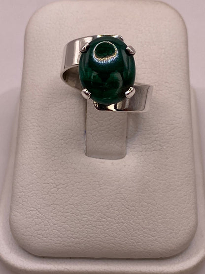 Anillo Artesanal de Plata Ley 925 con Ágata Verde Natural, vista frontal