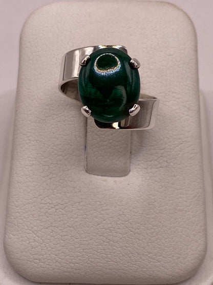 Anillo Artesanal de Plata Ley 925 con Ágata Verde Natural, sello de autenticidad Plata Ley .925