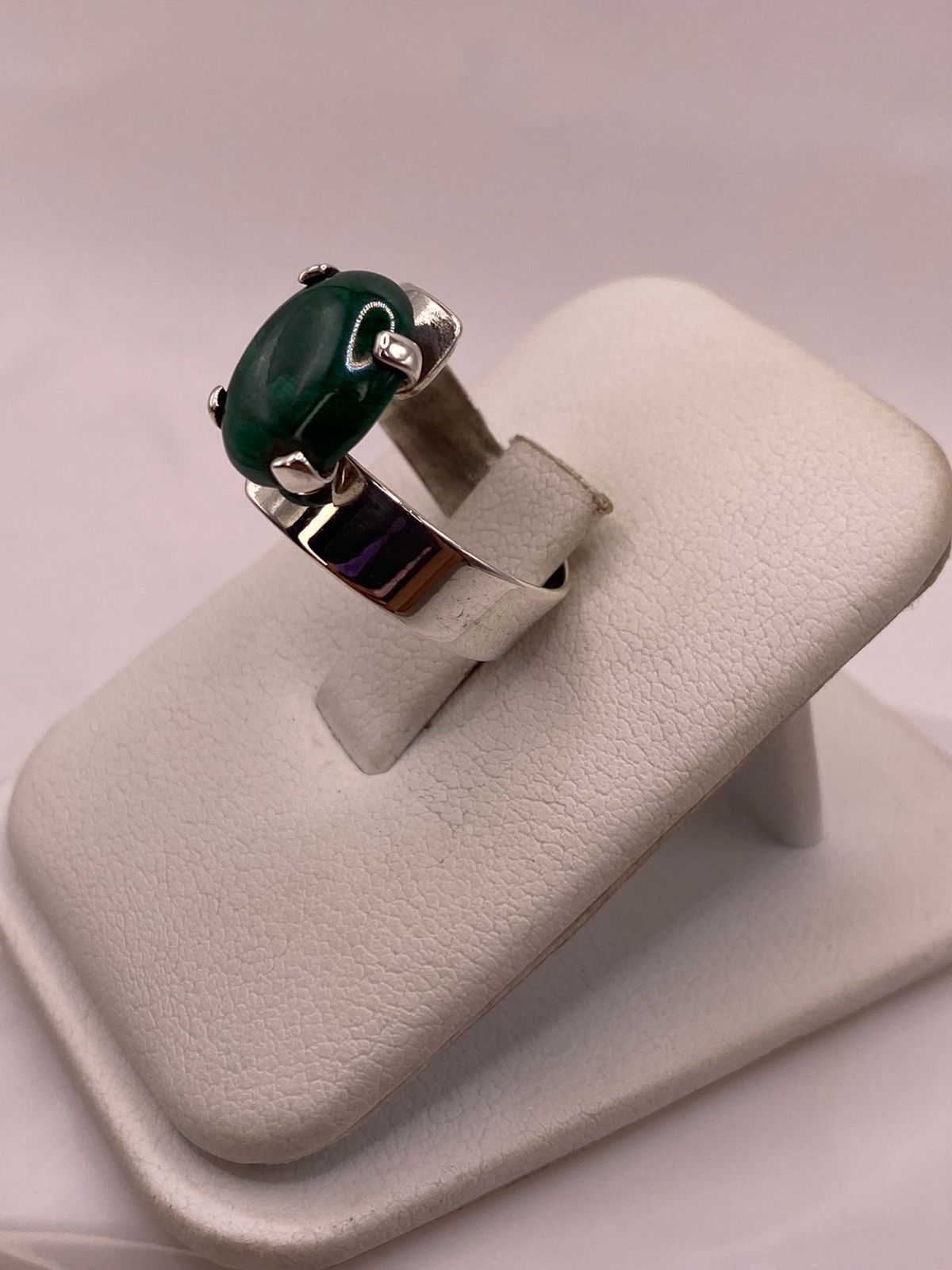 Anillo Artesanal de Plata Ley 925 con Ágata Verde Natural, vista lateral