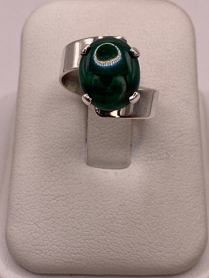 Anillo Artesanal de Plata Ley 925 con Ágata Verde Natural — vista lateral
