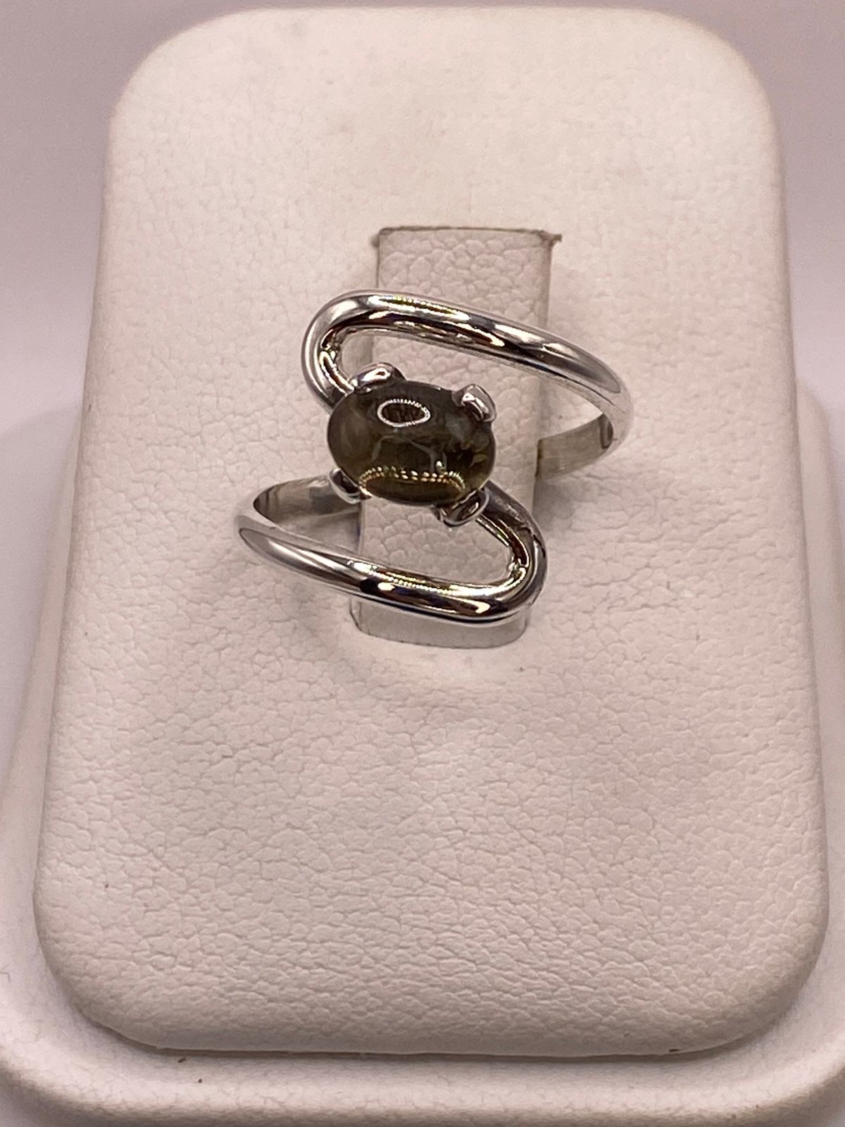 Anillo Artesanal de Plata Ley 925 con Ámbar Ahumado, vista de detalle