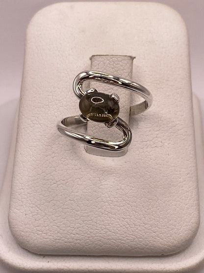 Anillo Artesanal de Plata Ley 925 con Ámbar Ahumado, vista de detalle