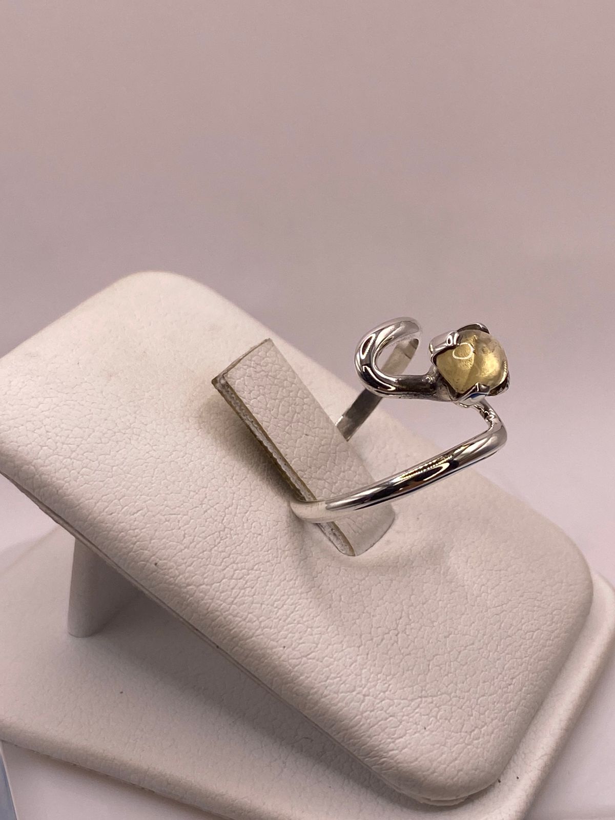 Anillo Artesanal de Plata Ley 925 con Ámbar Ahumado, vista lateral