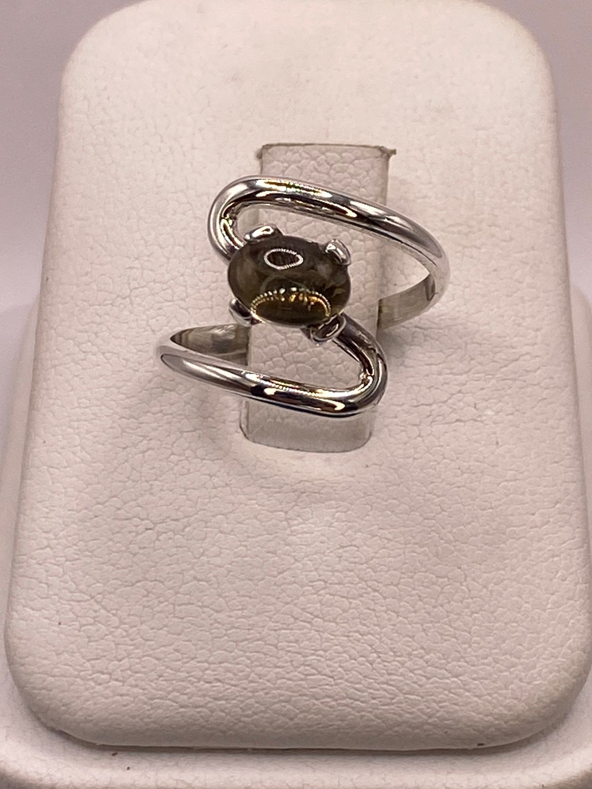 Anillo Artesanal de Plata Ley 925 con Ámbar Ahumado en báscula mostrando peso