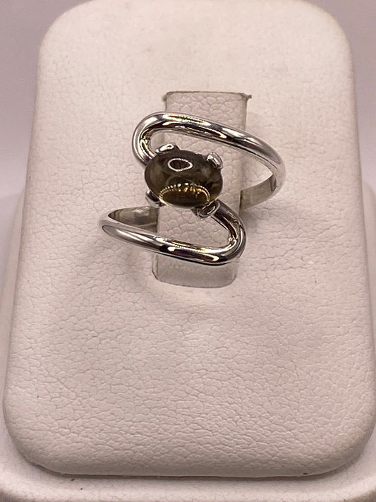 Anillo Artesanal de Plata Ley 925 con Ámbar Ahumado en báscula mostrando peso