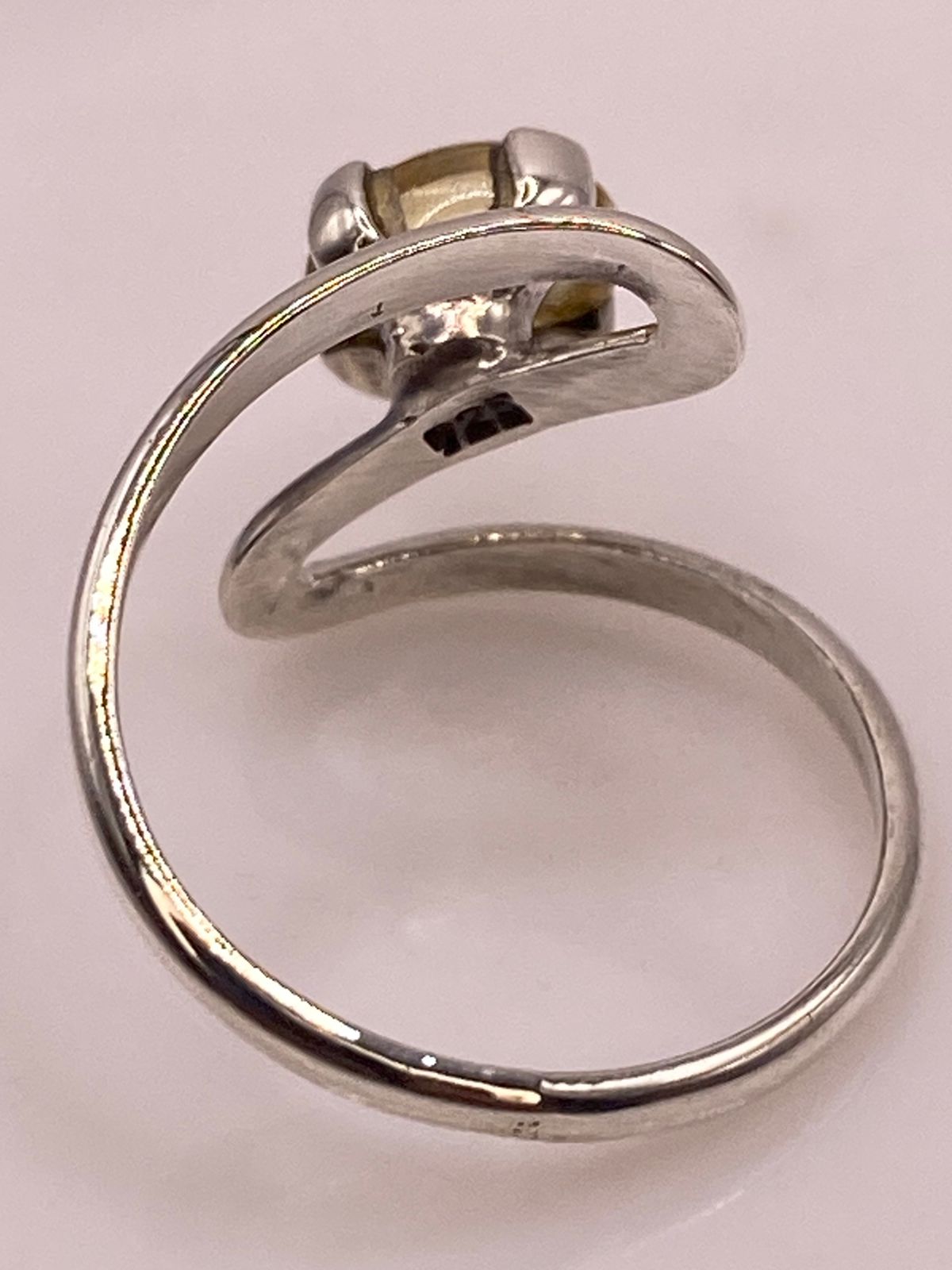 Anillo Artesanal de Plata Ley 925 con Ámbar Ahumado, sello de autenticidad Plata Ley .925