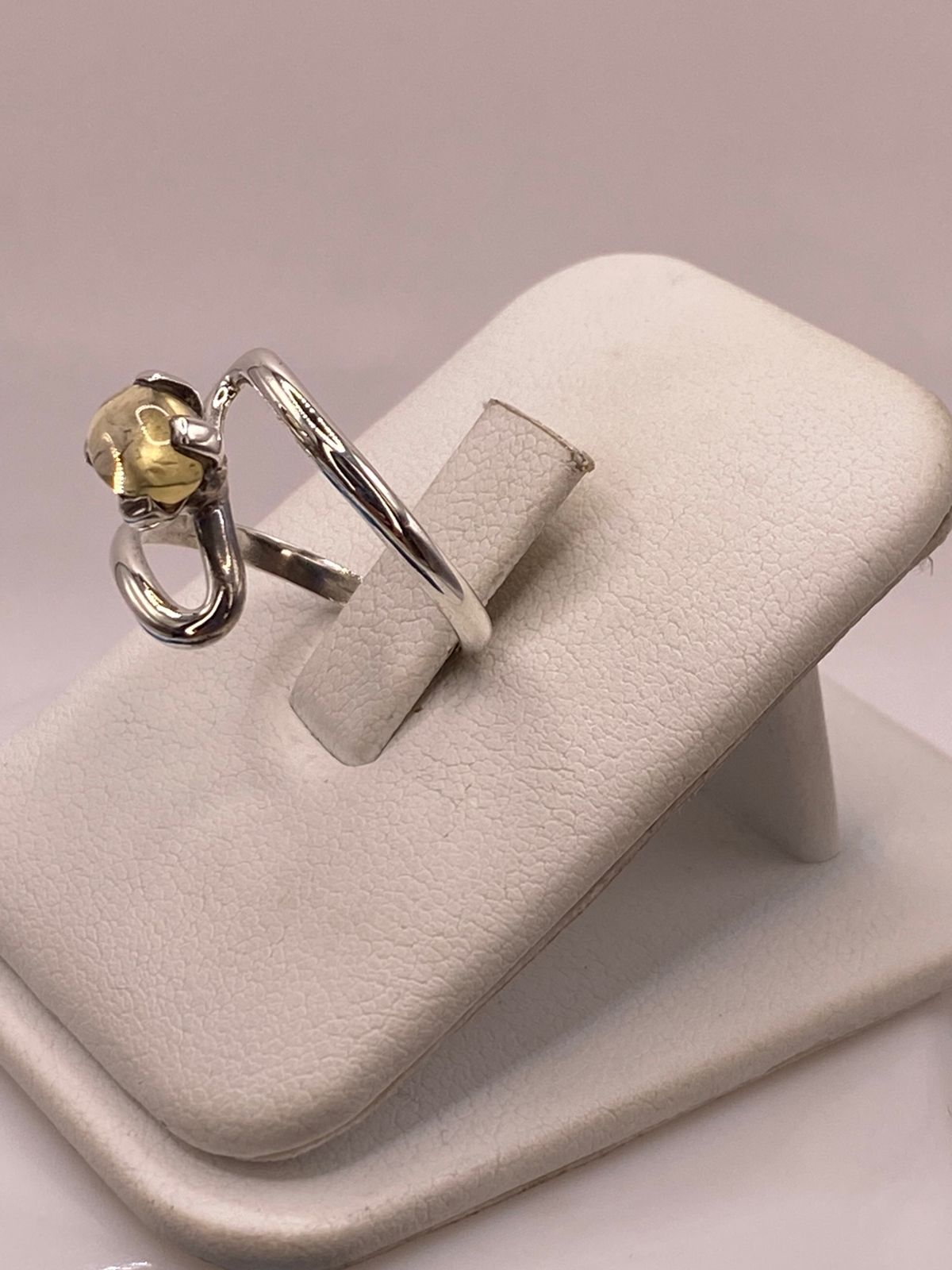 Anillo Artesanal de Plata Ley 925 con Ámbar Ahumado, vista frontal