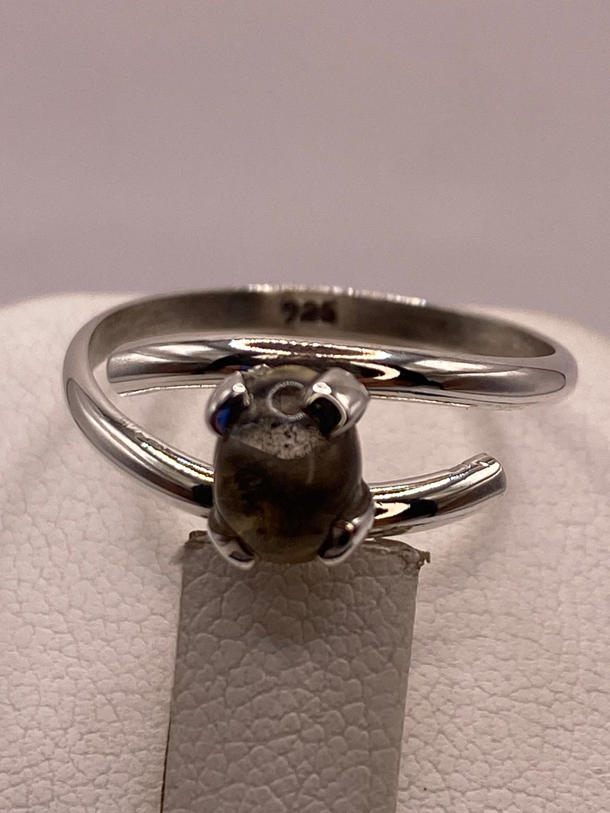 Anillo Artesanal de Plata Ley 925 con Ámbar Ahumado, sello de autenticidad Plata Ley .925