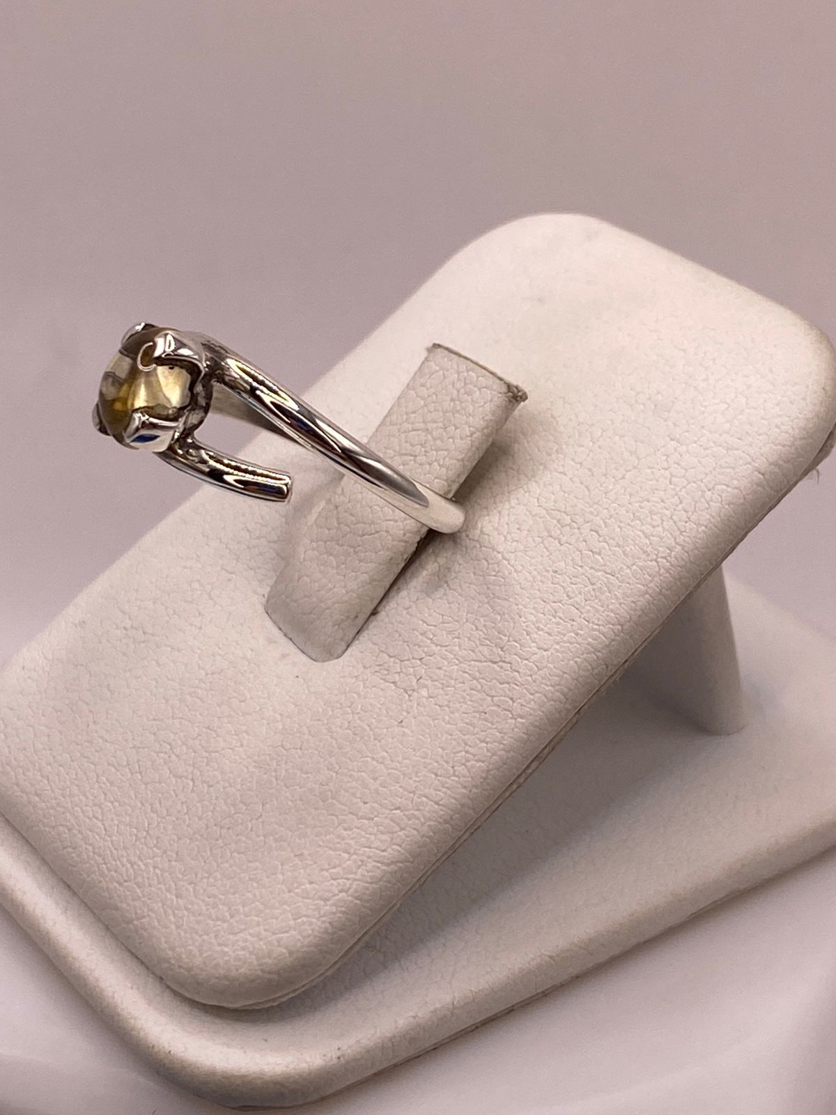 Anillo Artesanal de Plata Ley 925 con Ámbar Ahumado, vista frontal