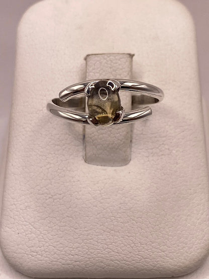 Anillo Artesanal de Plata Ley 925 con Ámbar Ahumado, vista lateral