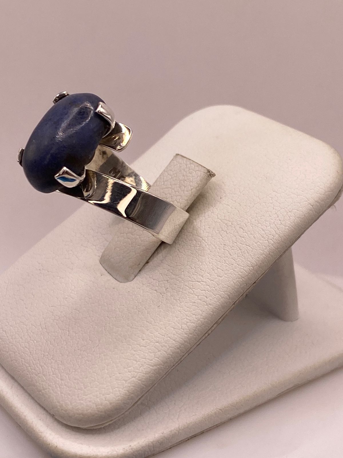 Anillo Artesanal de Plata Ley 925 con Lapislázuli Natural, vista lateral