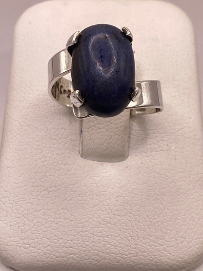 Anillo Artesanal de Plata Ley 925 con Lapislázuli Natural en báscula mostrando peso