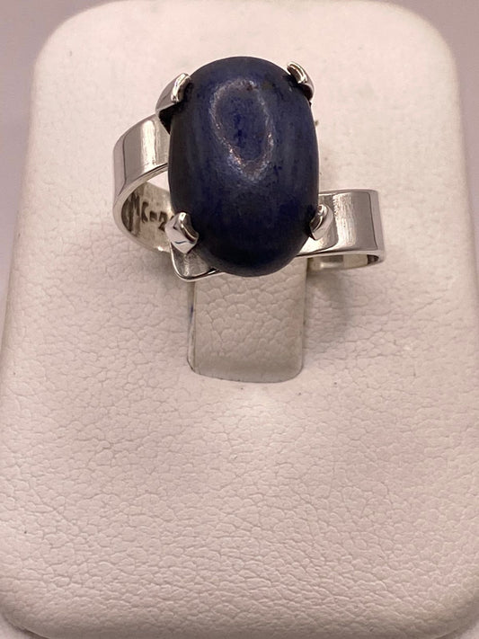 Anillo Artesanal de Plata Ley 925 con Lapislázuli Natural en báscula mostrando peso