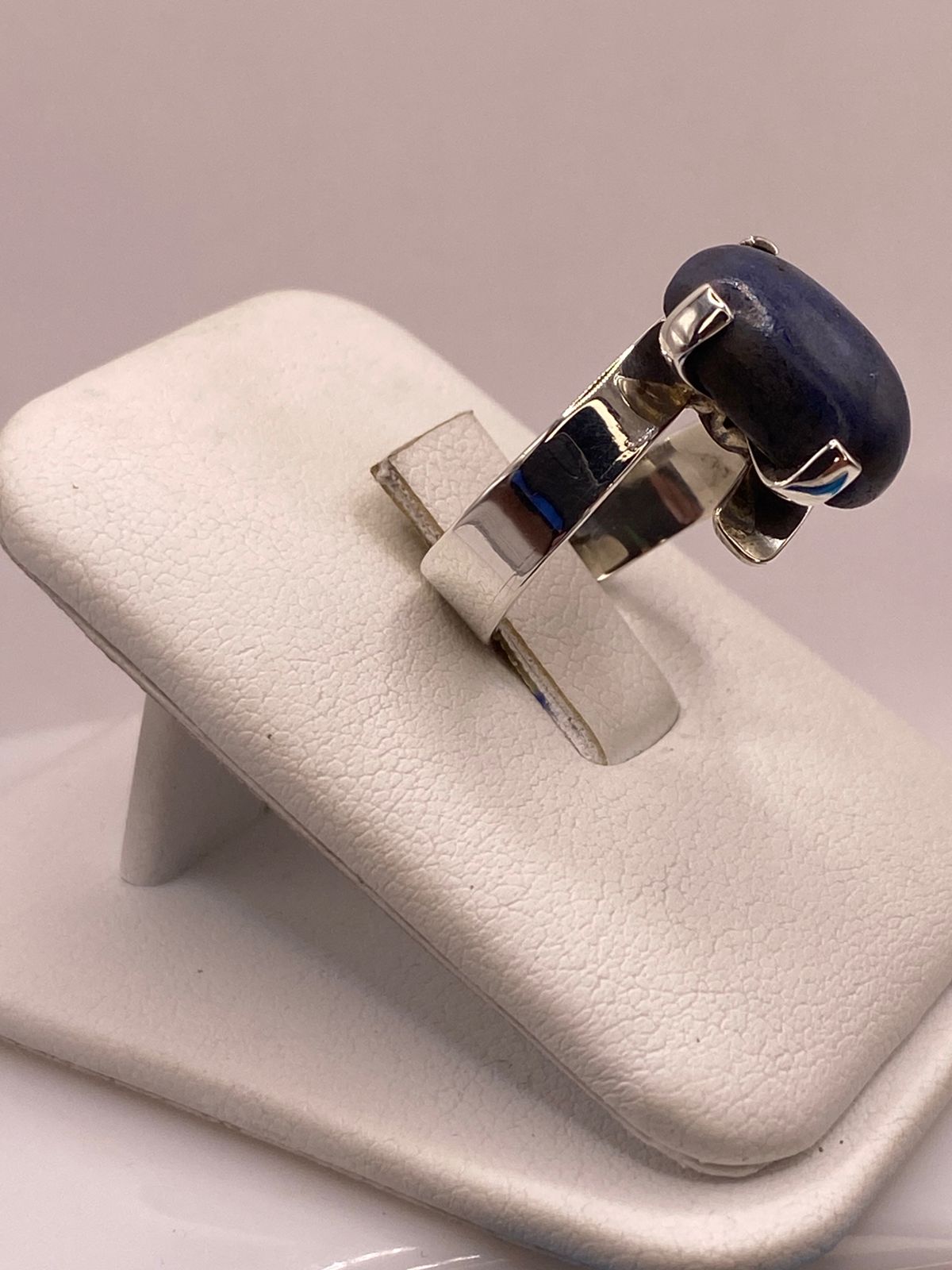 Anillo Artesanal de Plata Ley 925 con Lapislázuli Natural, vista de detalle