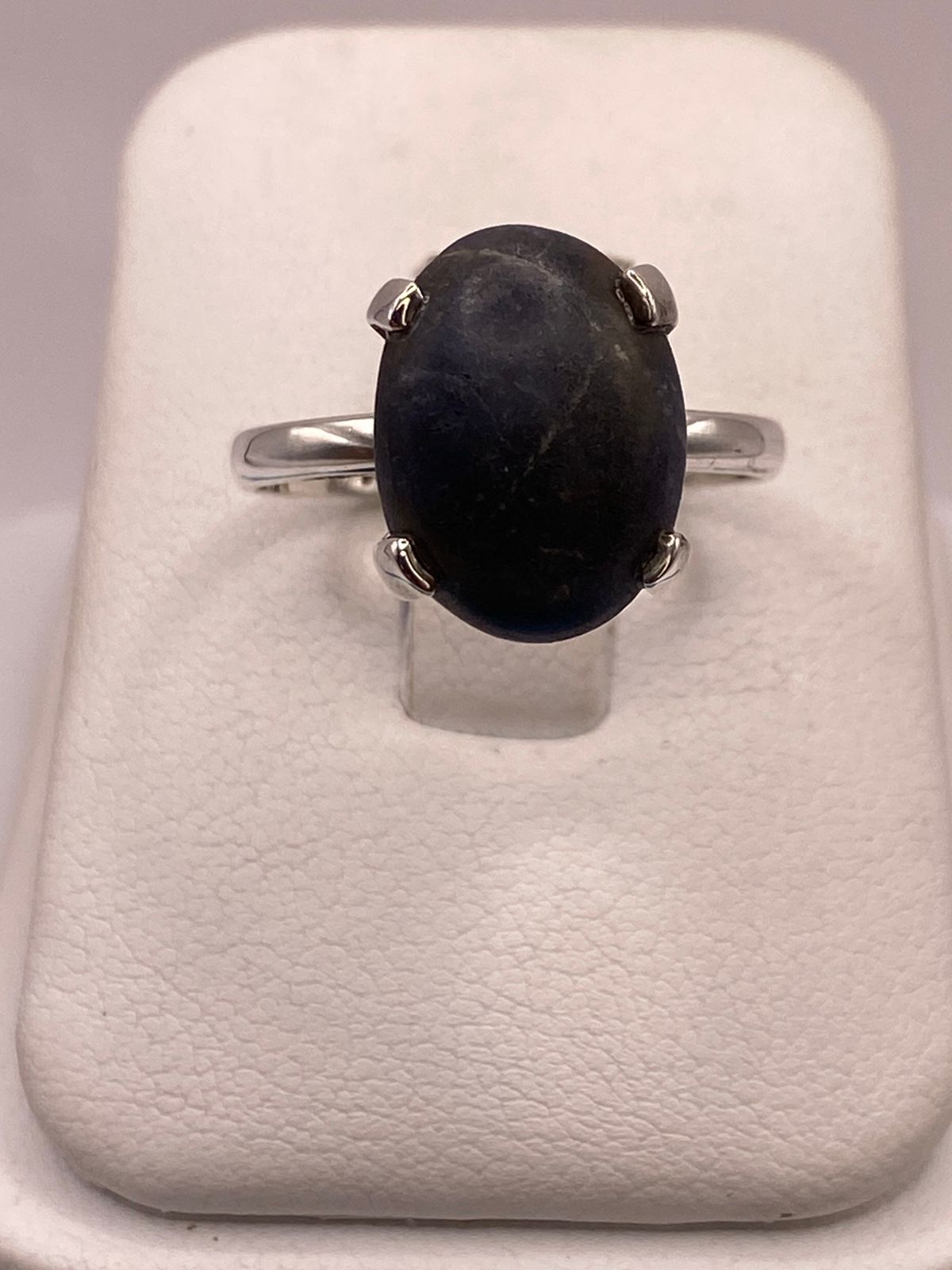 Anillo Artesanal de Plata Ley 925 con Lapislázuli Natural, vista de detalle