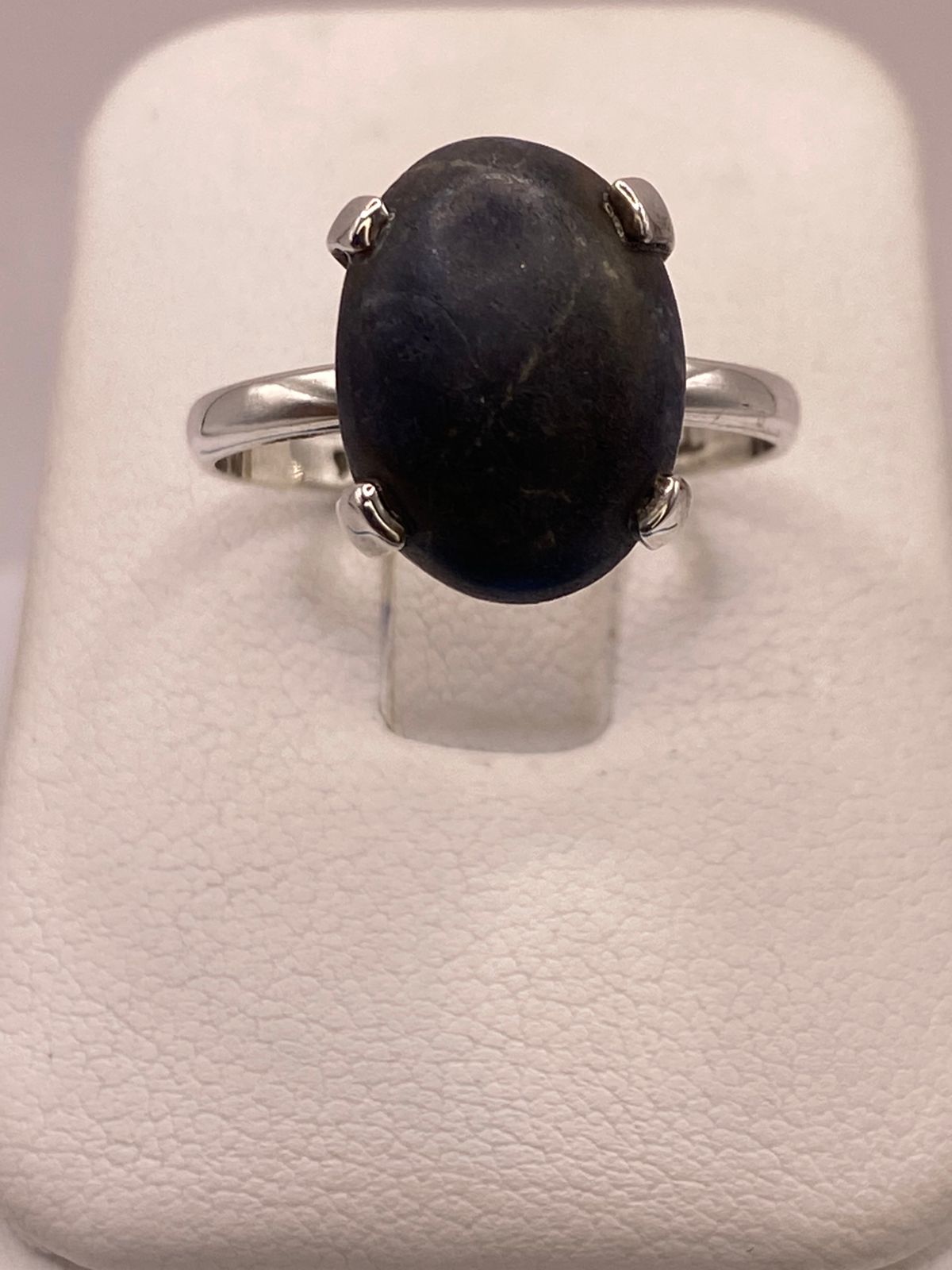 Anillo Artesanal de Plata Ley 925 con Lapislázuli Natural — ángulo diagonal