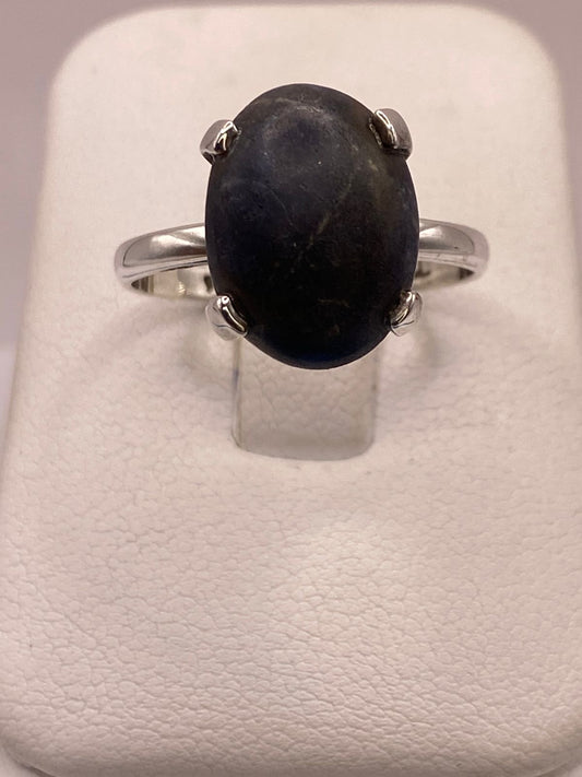 Anillo Artesanal de Plata Ley 925 con Lapislázuli Natural — ángulo diagonal