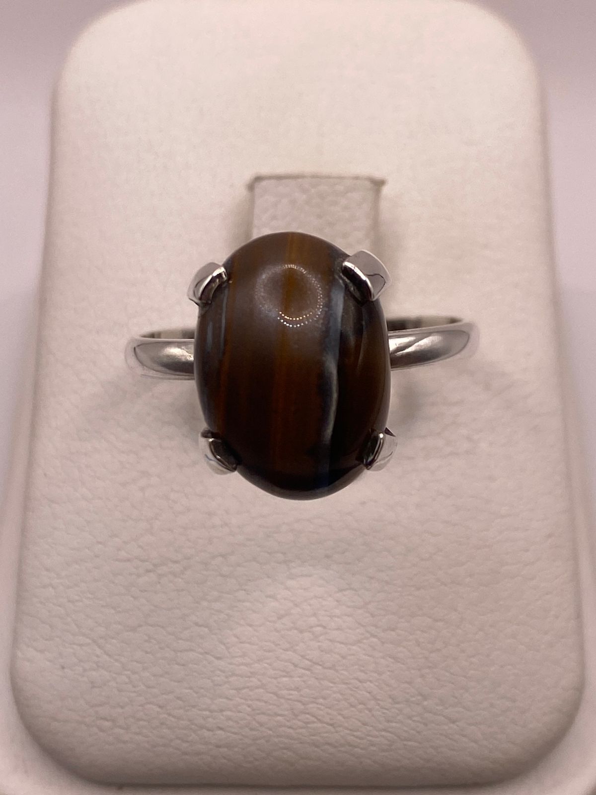 Anillo Artesanal de Plata Ley 925 con Ojo de Tigre Natural — ángulo diagonal