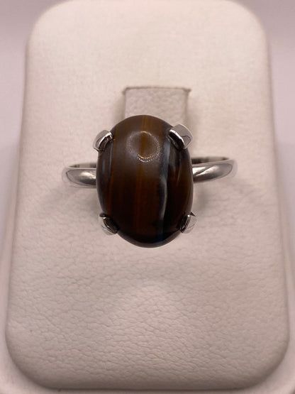 Anillo Artesanal de Plata Ley 925 con Ojo de Tigre Natural — ángulo diagonal